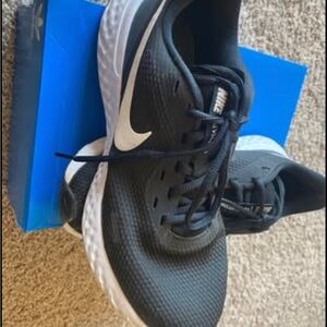 Nike Black and White Athletic Sneakers Women’s Size-8.5